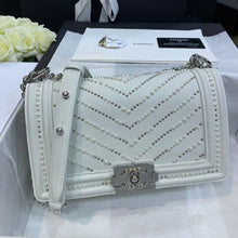 Load image into Gallery viewer, White Pearls Bag
